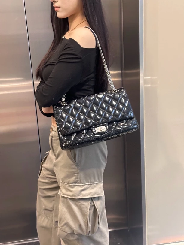 95新 Chanel/香奈儿 黑色银扣中号漆皮单肩斜挎包