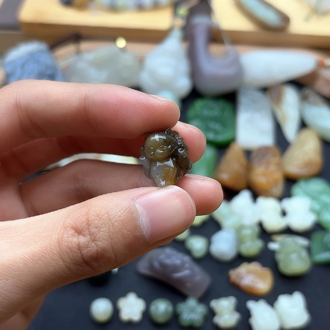 和田玉颈饰未镶嵌小*人