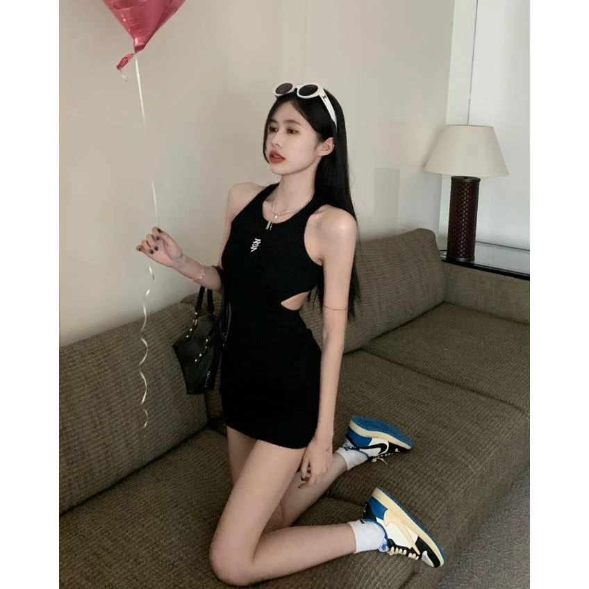 黑色辣妹露背连衣裙女装夏季后背镂空裙子别致小个子开叉a字短裙