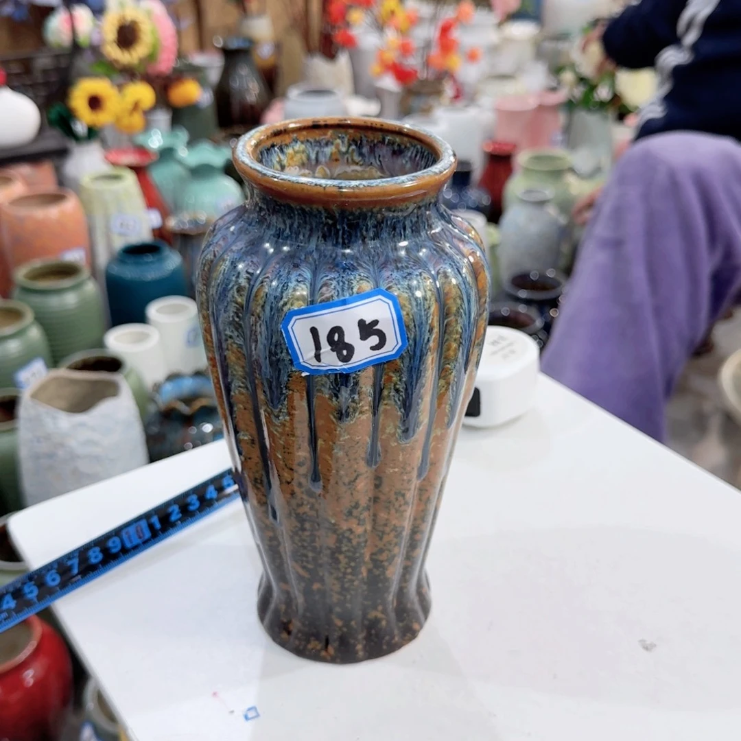 185号陶瓷高19厘米微瑕一个