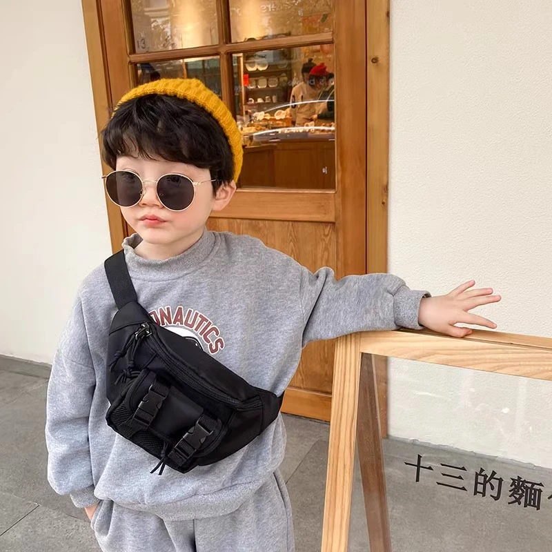 2025新款可爱男孩斜挎包潮酷男童帅气胸包宝宝出游单肩包迷你小包