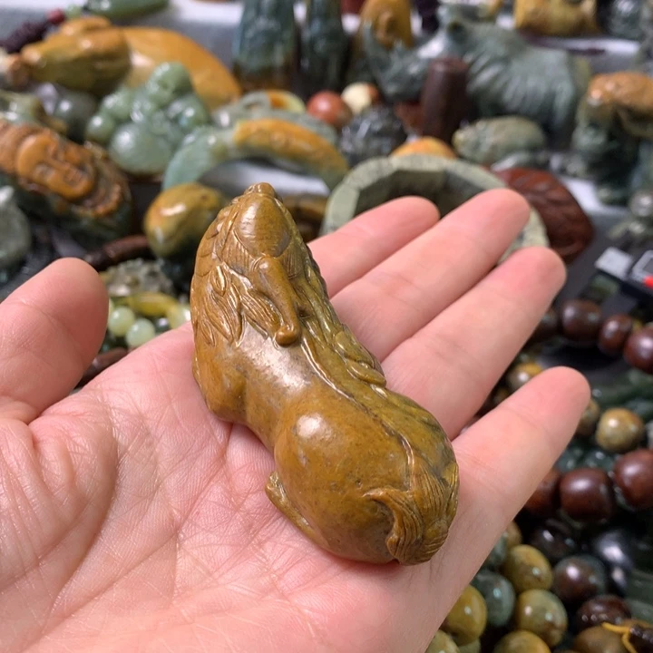 未镶嵌岫岩河磨玉（透闪石质玉）把件