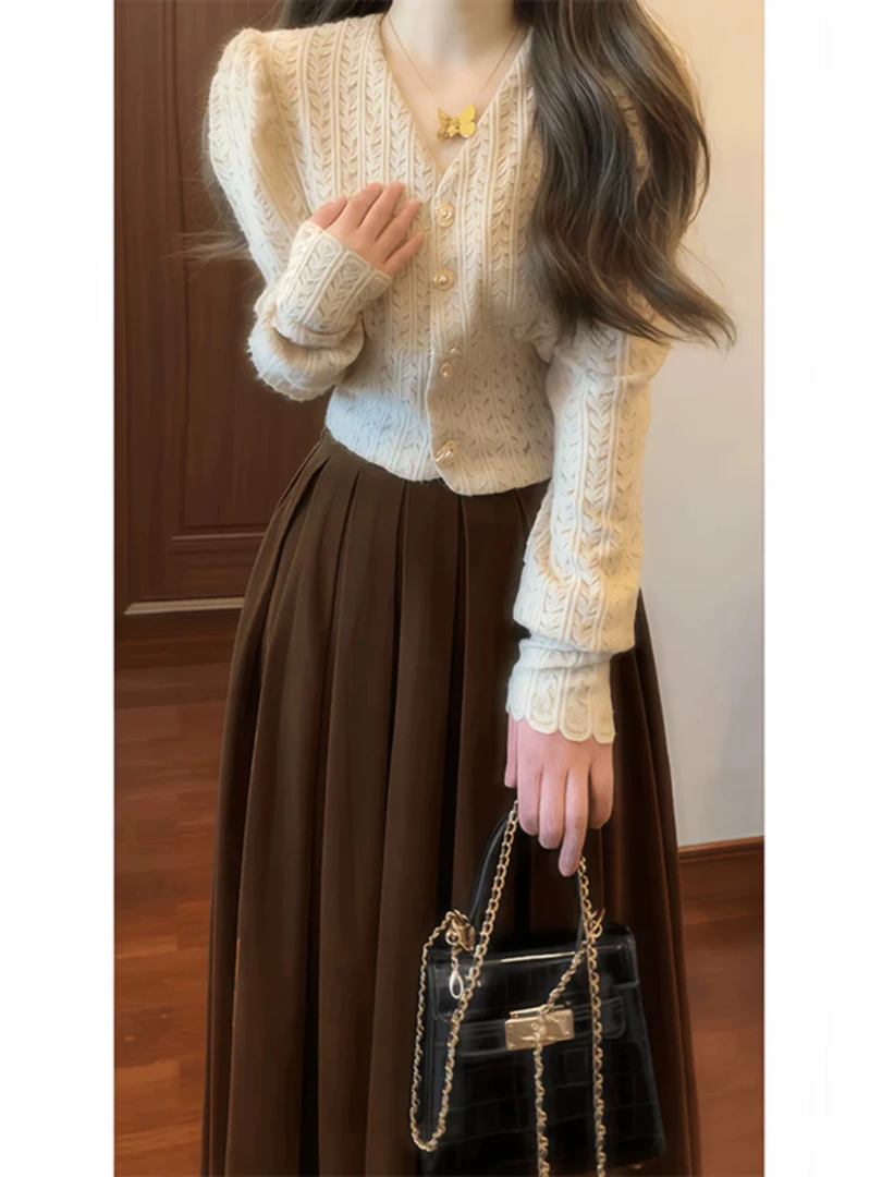 法式复古V领泡泡袖镂空上衣高腰百褶