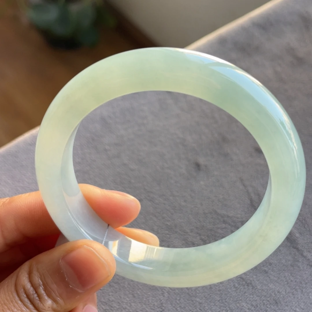 翡翠未镶嵌手镯蓝底