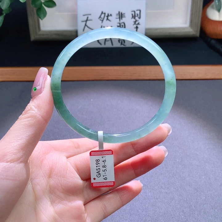 翡翠手镯未镶嵌天然翡翠手镯