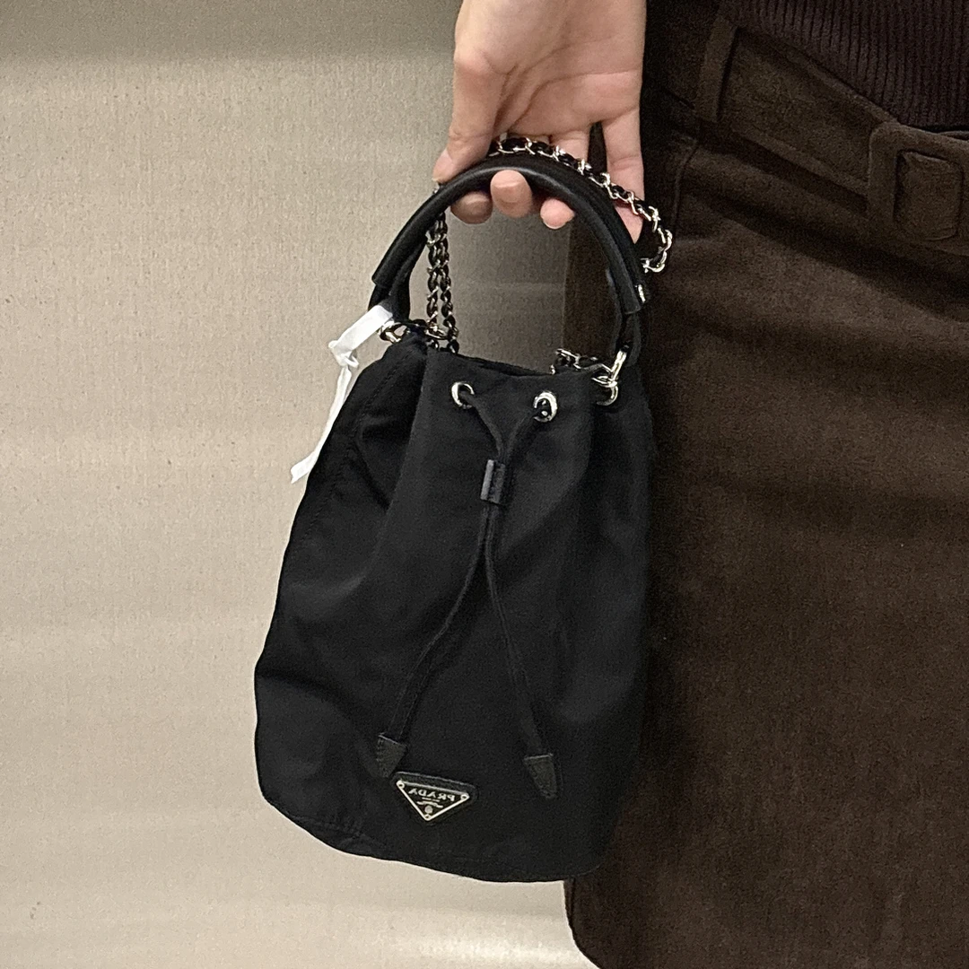 95新 Prada/普拉达 黑色尼龙小水桶