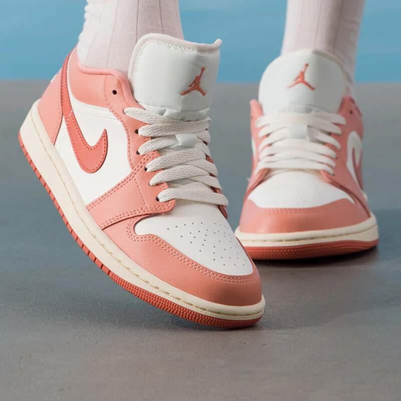 耐克NIKE女鞋JORDAN复古篮球鞋AJ1低帮休闲运动鞋白粉DC0774-180
