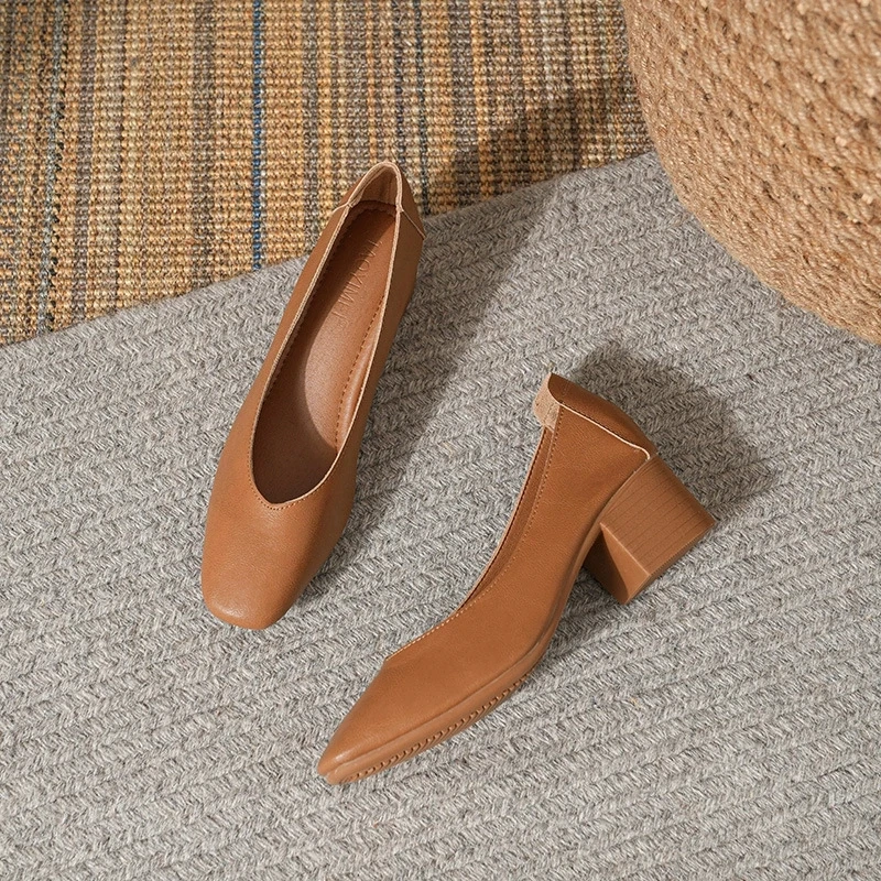 2025年新款浅口方头软底奶奶鞋通勤不累脚真皮粗跟单鞋女时尚百搭