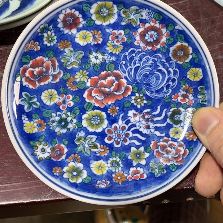 瓷片//////直径13.5厘米。红西西。