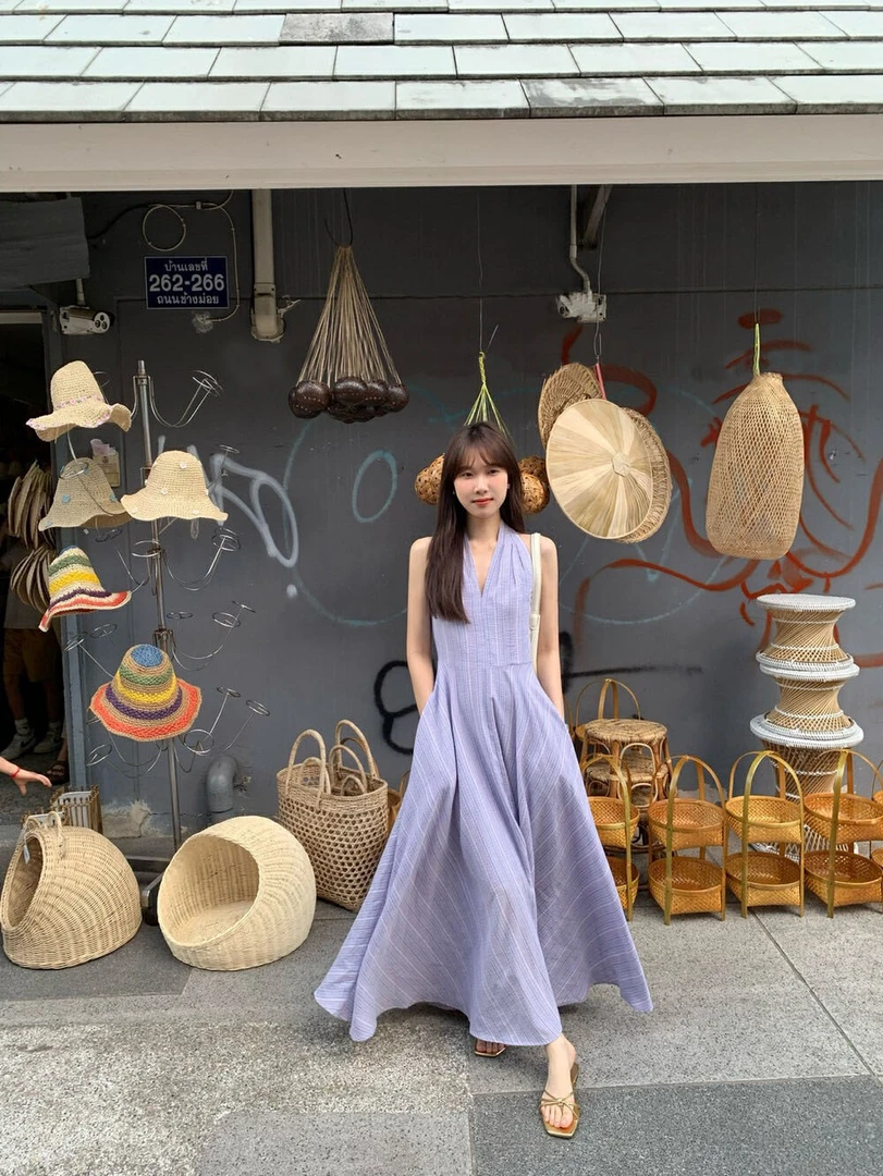 法式气质温柔V领条纹显瘦无袖挂脖露肩收腰A字中长款背心连衣裙