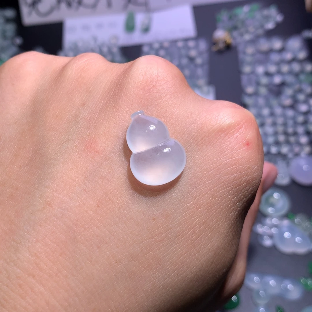 翡翠未镶嵌颈饰葫芦