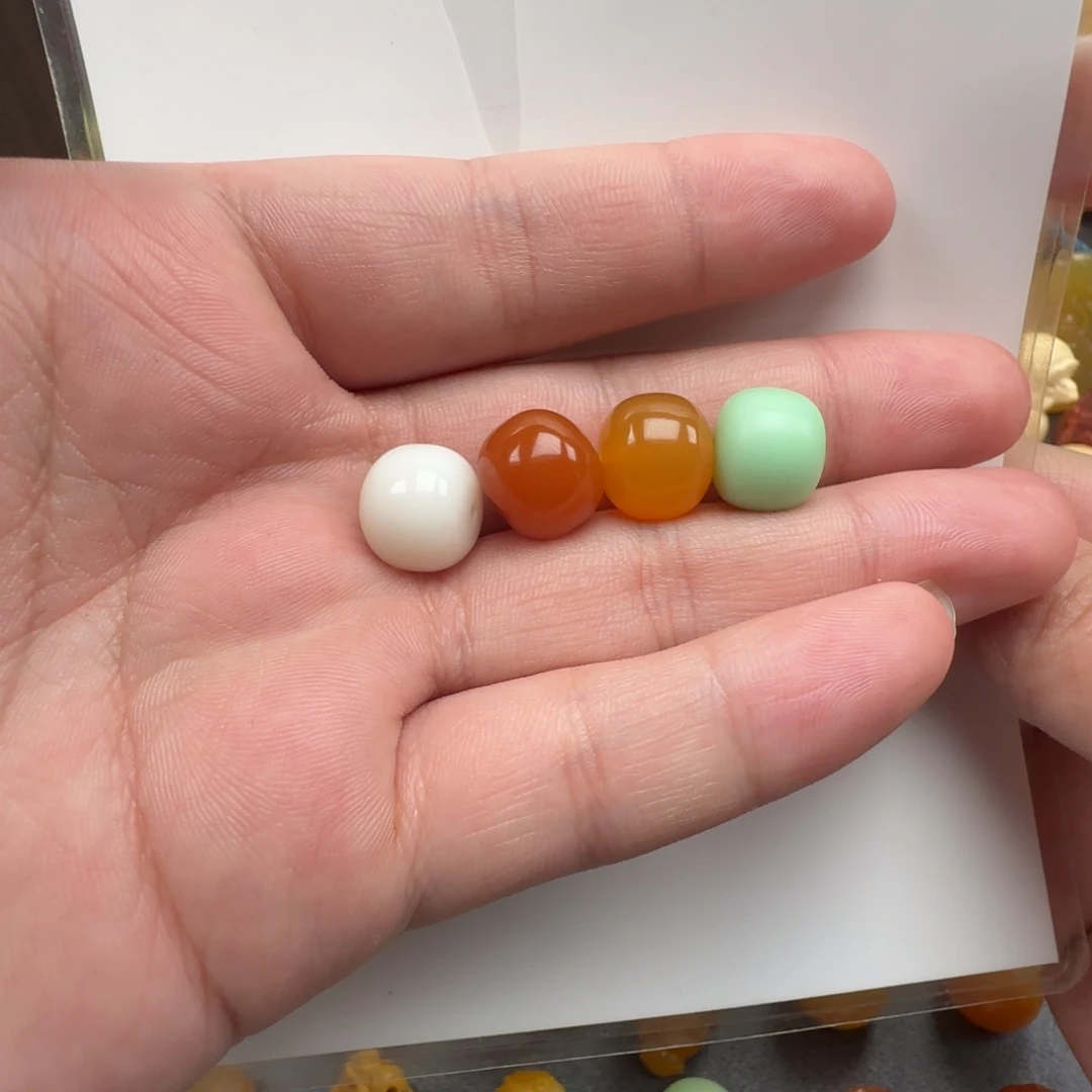 杨***）石英质玉（缅黄）未镶嵌颈饰
