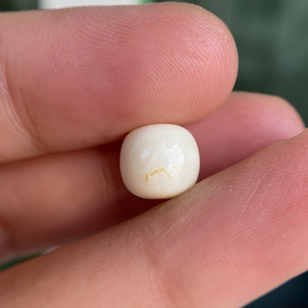 蜜蜡奶白蜡老型配饰9.0×8.3mm,一边带点皮色,清货不退