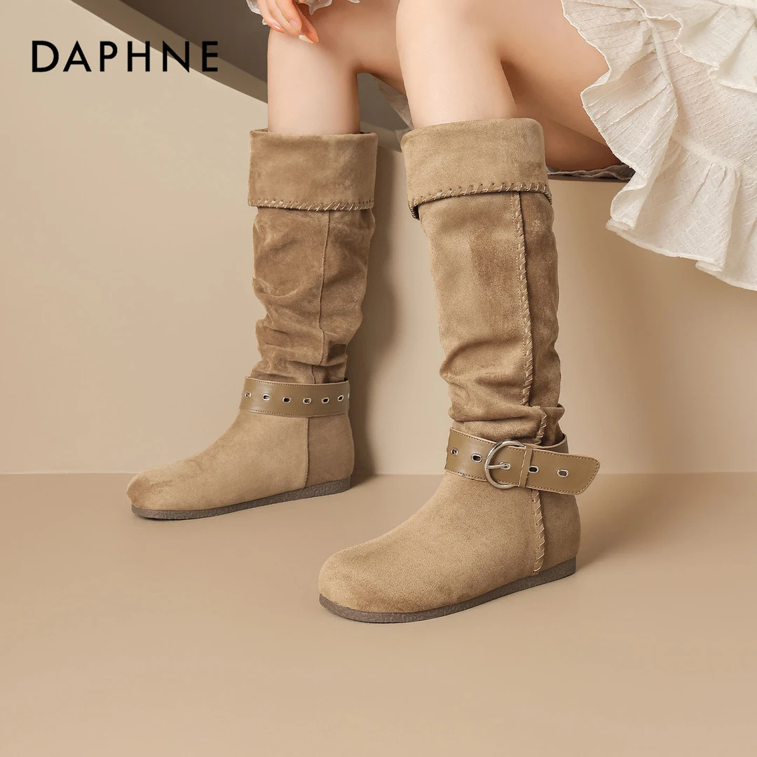 达芙妮复古皮带扣长筒靴2025新款秋季内增高绒面堆堆靴圆头时装靴