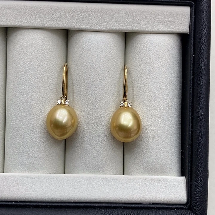 18K金镶嵌海水珍珠耳饰