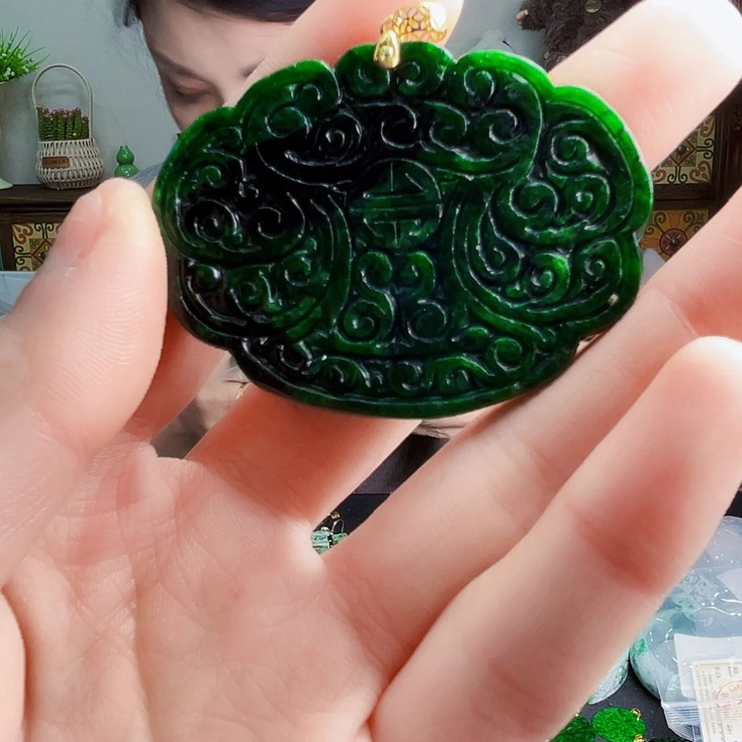 颈饰18K金镶嵌翡翠多样性