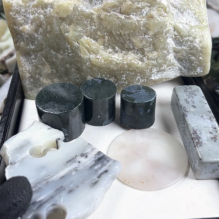 和田玉（糖玉）和田玉9K金镶嵌栀*