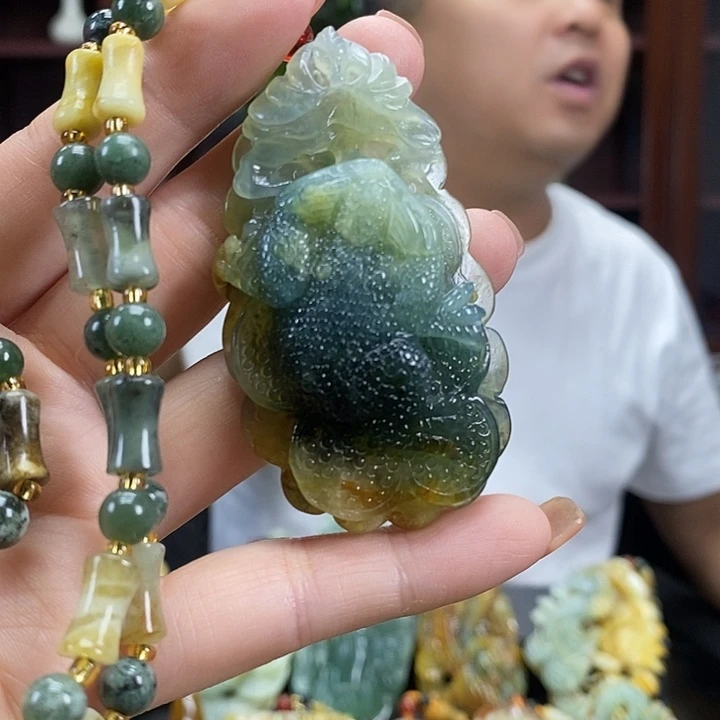 蛇纹石玉未镶嵌颈饰