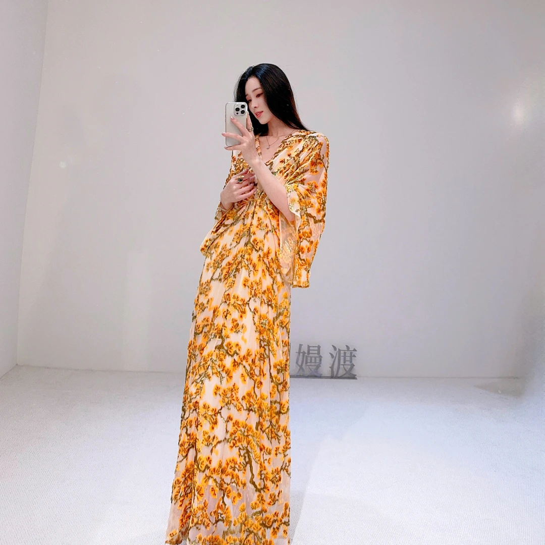 嫚渡2025春夏新款女装时尚蝙蝠袖V领中长裙真丝丝绒碎花连衣裙女