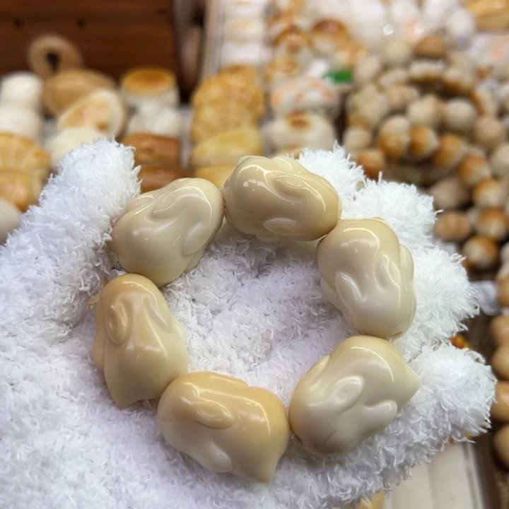 菩提根/象牙果把件76 象牙果原果雕刻溏心趴趴兔