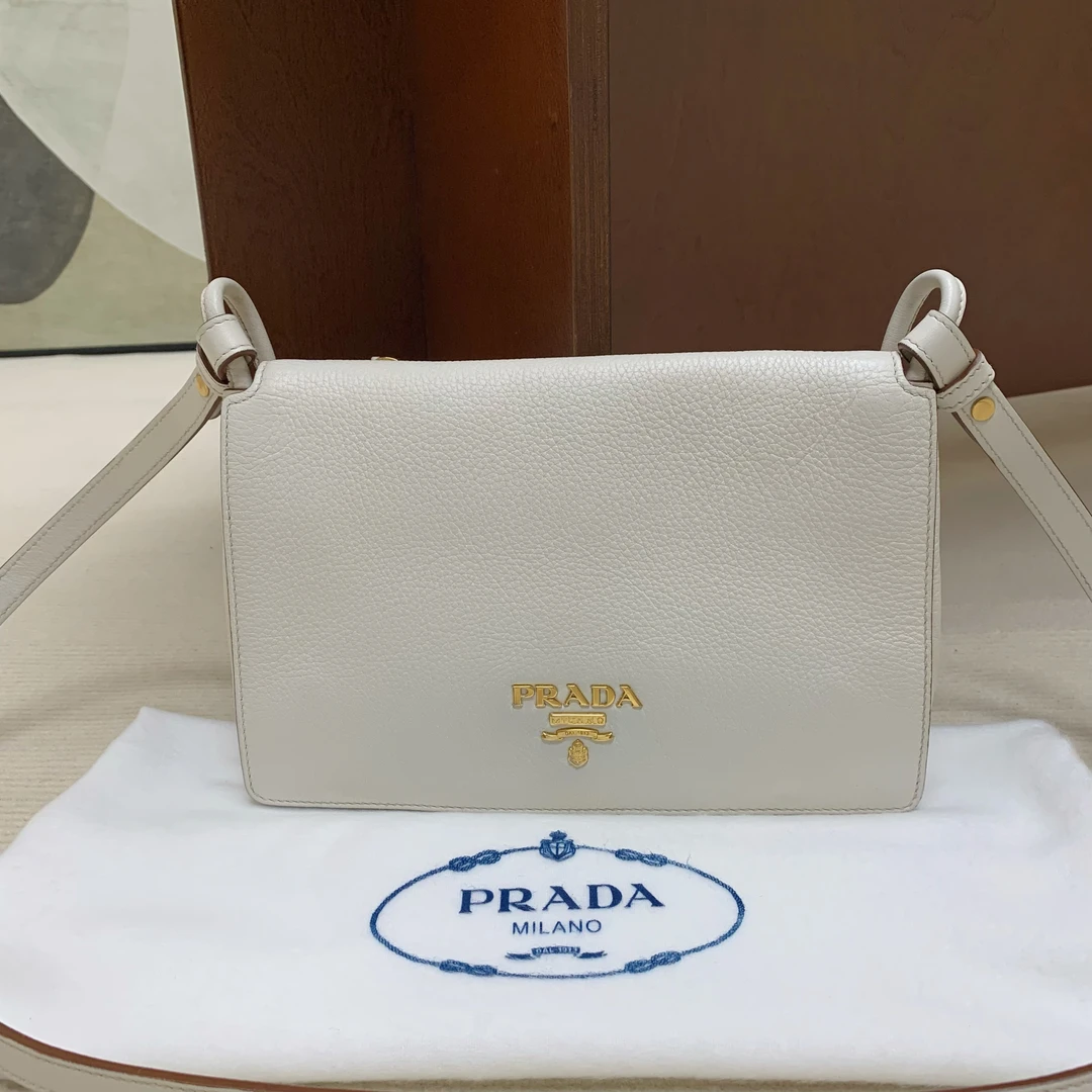 95新 Prada/普拉达 【98新】prada 翻盖邮差奶昔白 7108