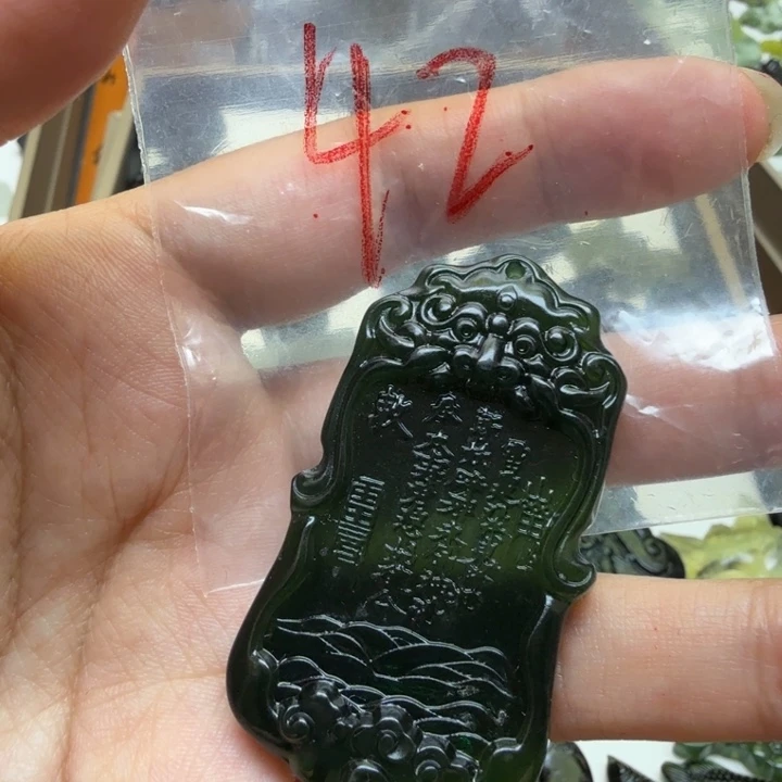 透闪石-蛇纹石玉吊坠未镶嵌