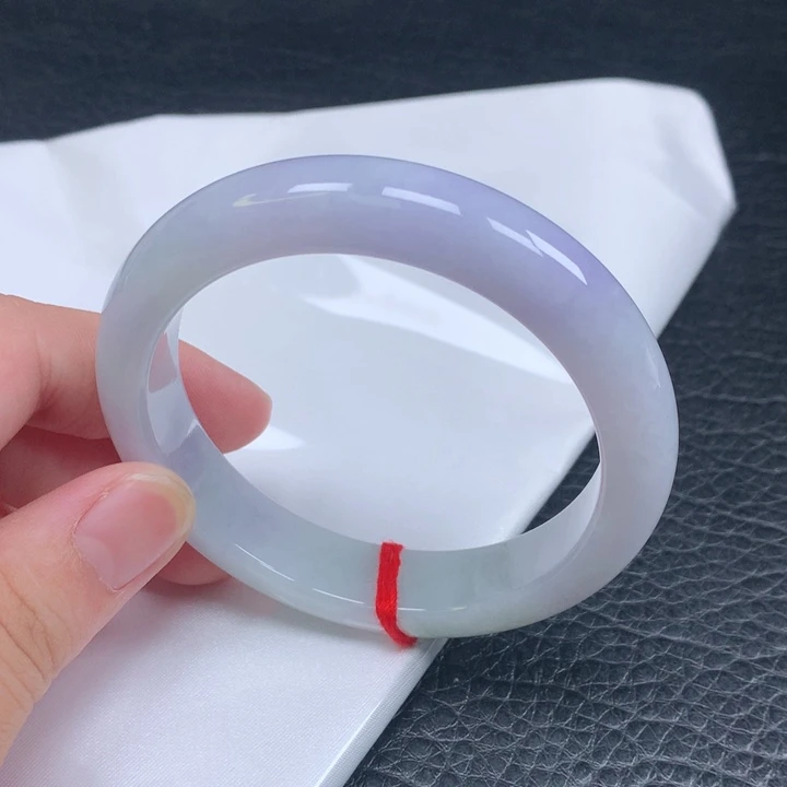 翡翠手镯未镶嵌小*。