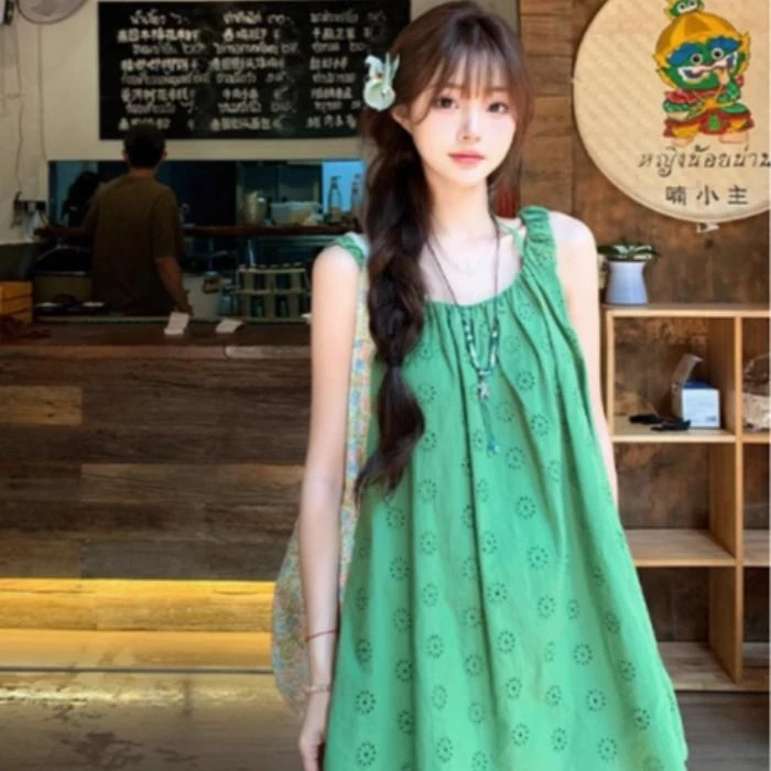 绿色碎花短裙子女夏日森系田园风穿搭独特巨好看的漂亮背心连衣裙