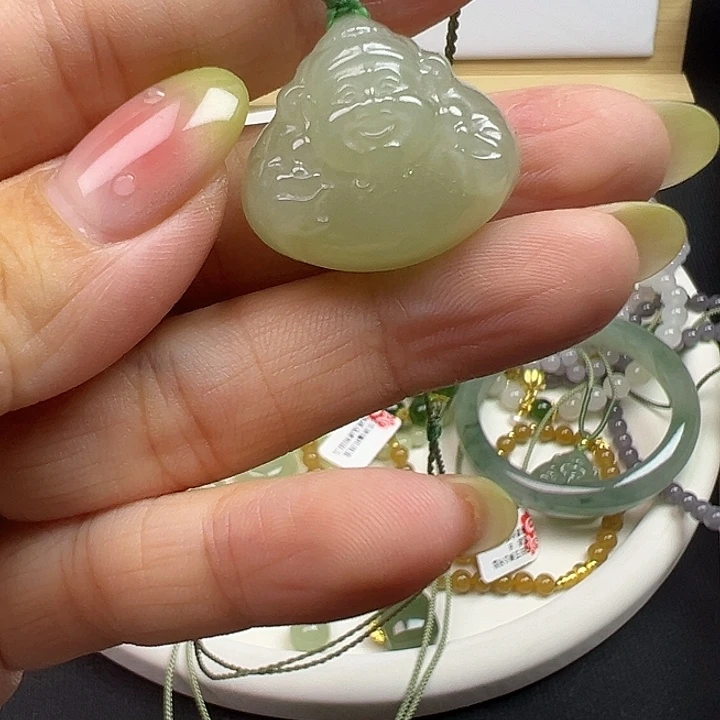 沐***暖和田玉未镶嵌颈饰