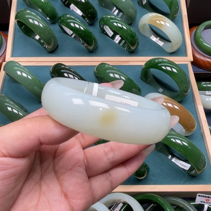 和田玉未镶嵌手镯