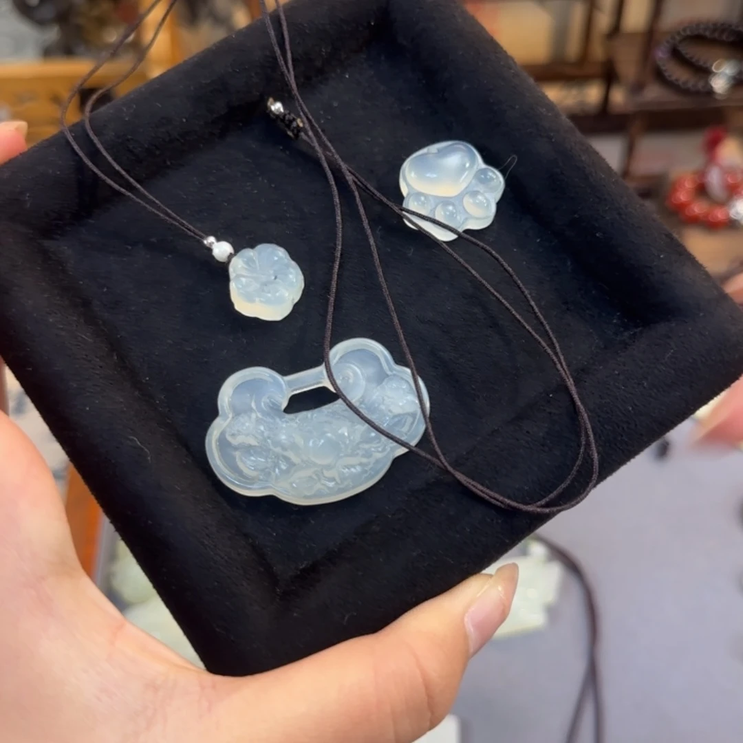 蛇纹石玉颈饰合金贝