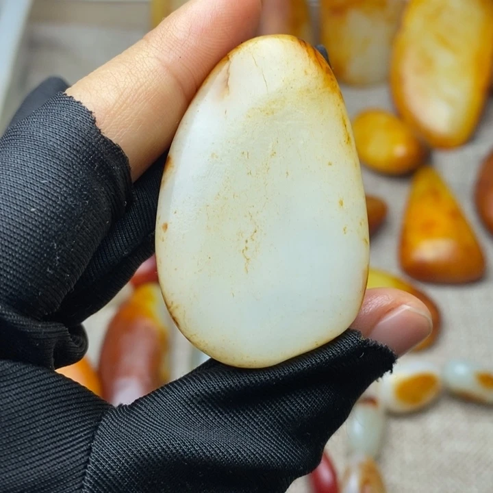 和田玉未镶嵌把件