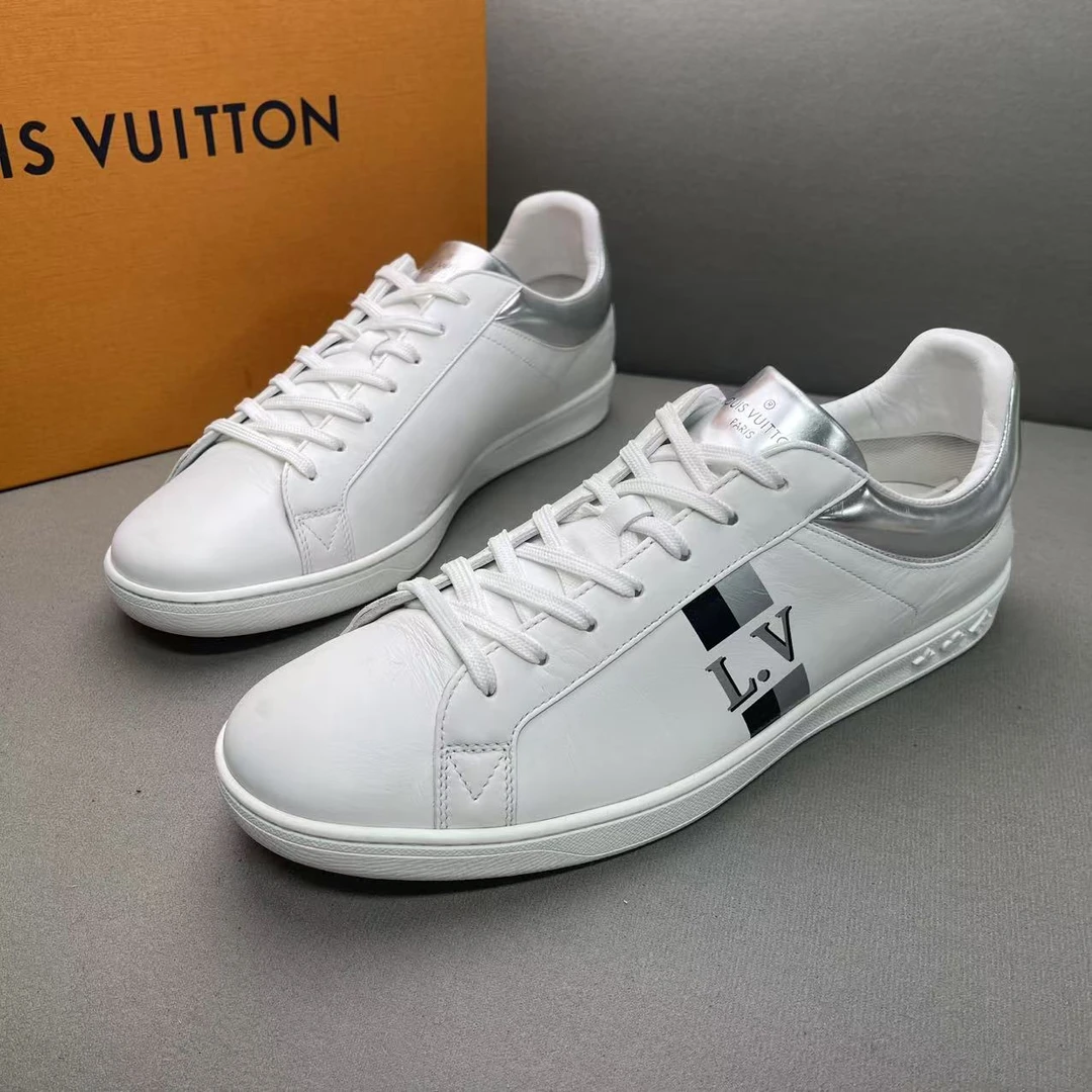 95新 LouisVuitton/路易威登 白色侧翼大logo银尾时尚板鞋 42码