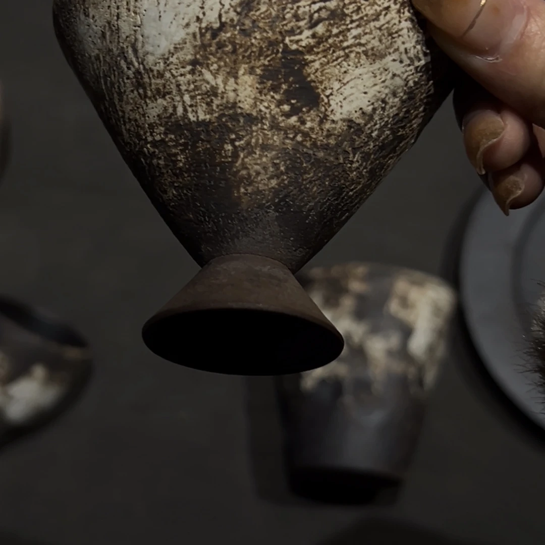 瓷片陶瓷。    陶瓷。