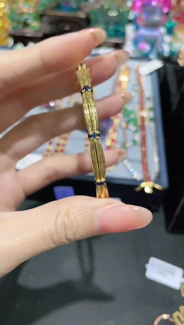 18K金镶嵌天然蓝宝石手镯满圈款
