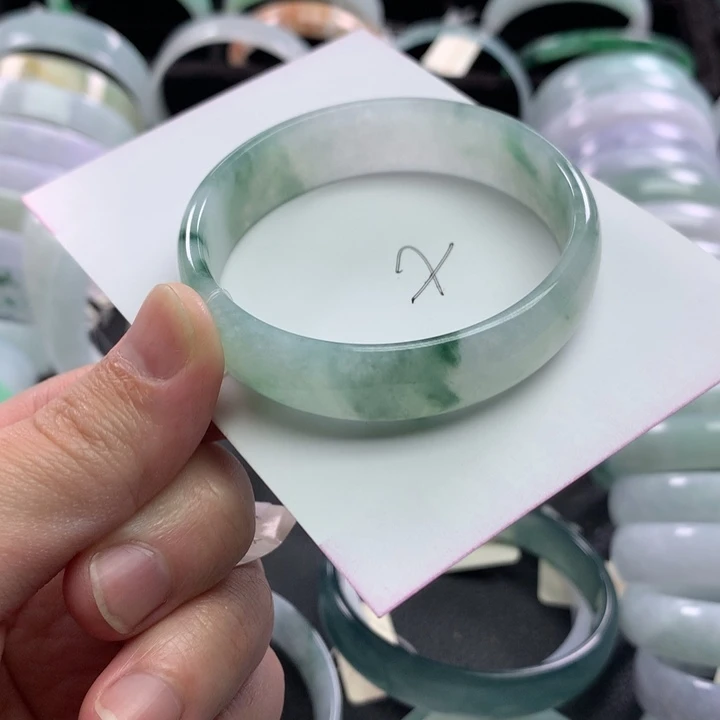 翡翠未镶嵌手镯公主