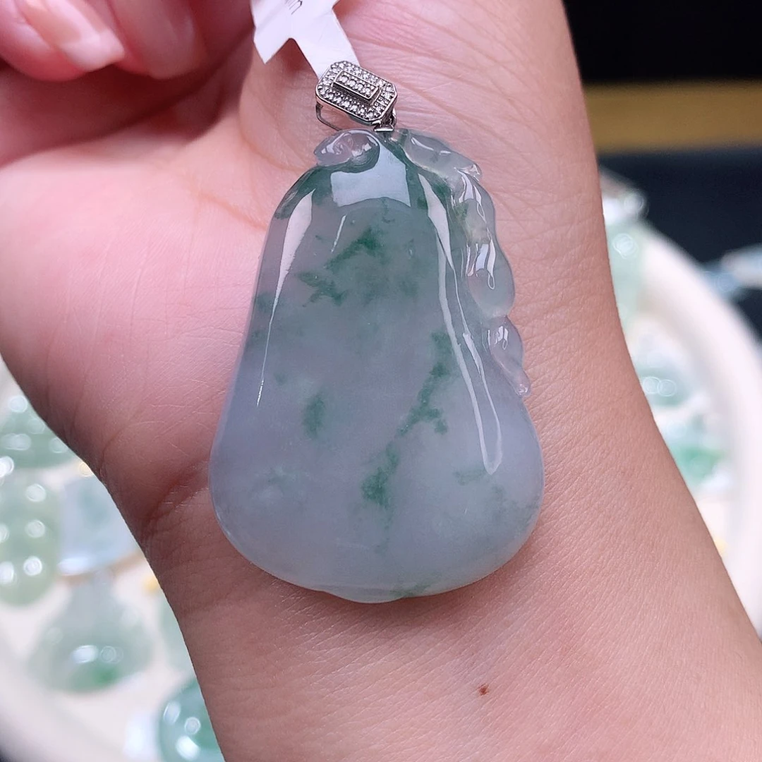 颈饰18K金镶嵌翡翠瓜