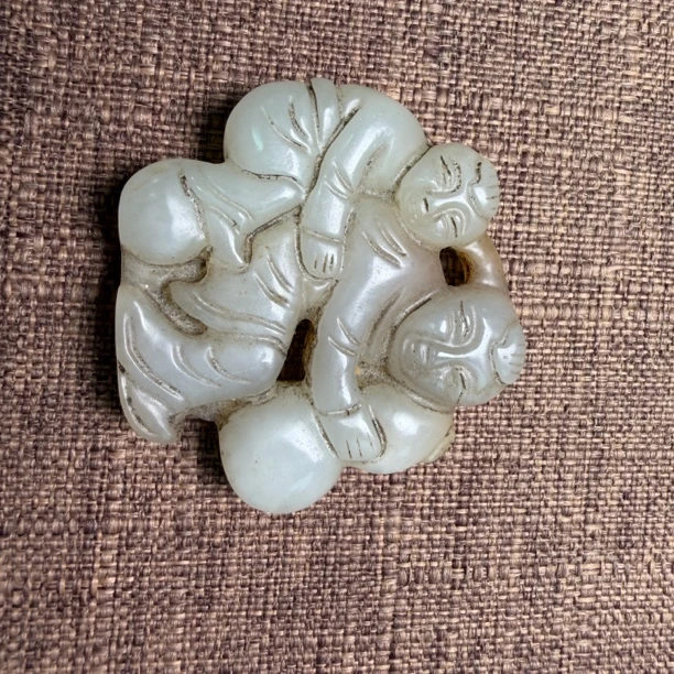 和田玉子孙万代手把件