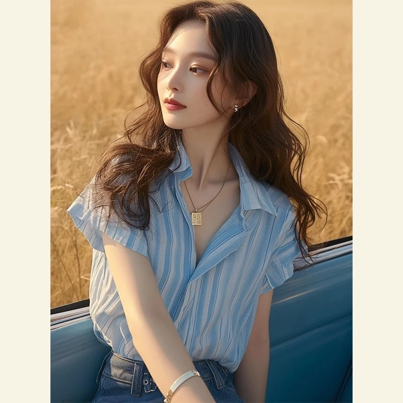今年流行漂亮的小衫法式气质甜辣小上衣蓝色短袖条纹衬衫夏季新款