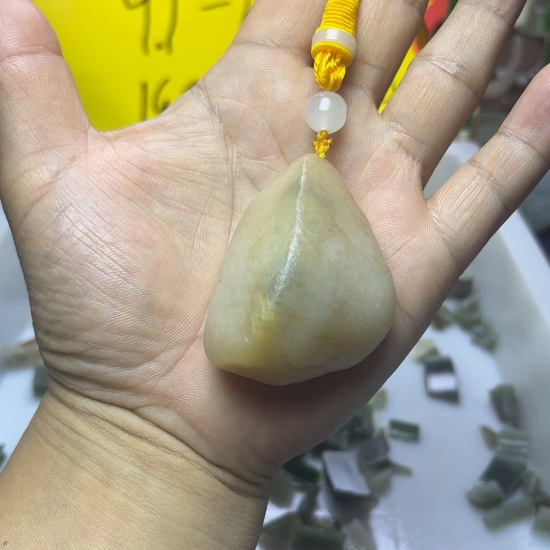 足铂镶嵌透闪石质玉珠宝奇石