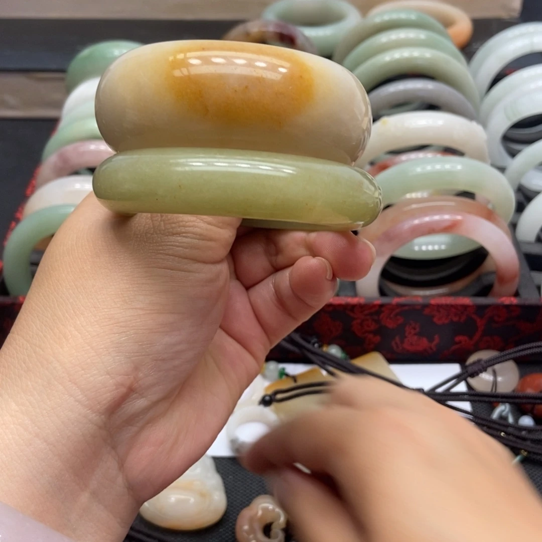 石英质玉手镯未镶嵌是***?