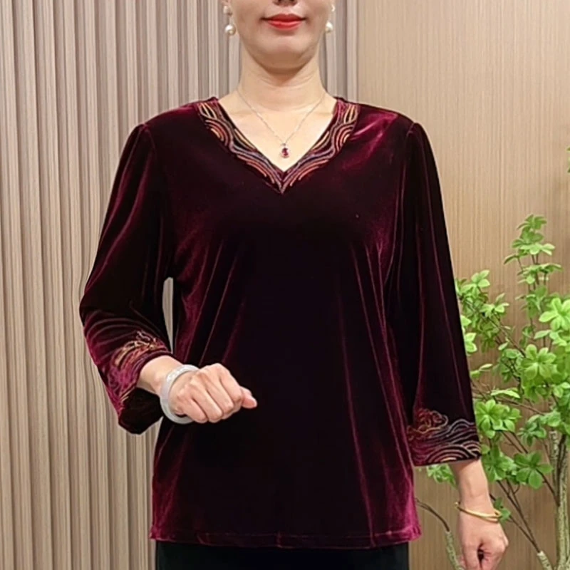 妈妈秋装洋气丝绒小衫短款中老年女装大码宽松V领刺绣打底衫上衣