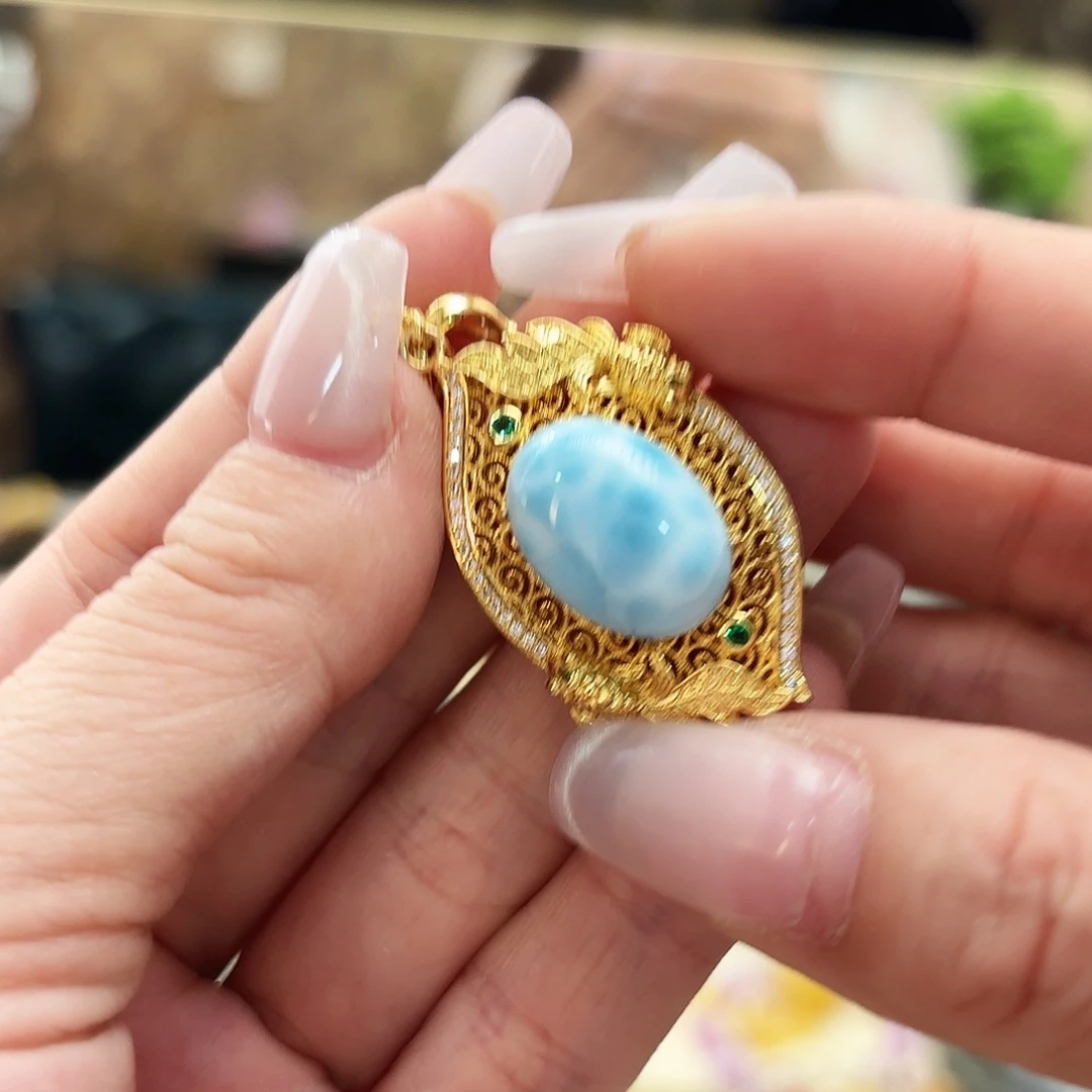 针钠钙石（海纹石）合金颈饰海纹石