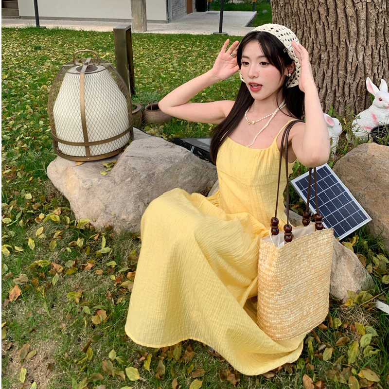 法式设计感奶黄色吊带连衣裙2025夏季露背系带别致拍照出片旅游裙