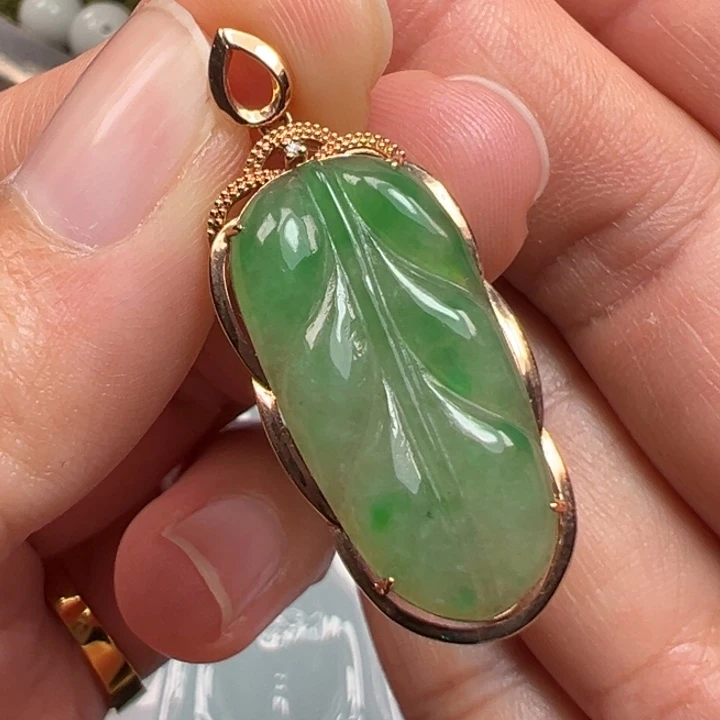 翡翠18K金镶嵌颈饰吊坠