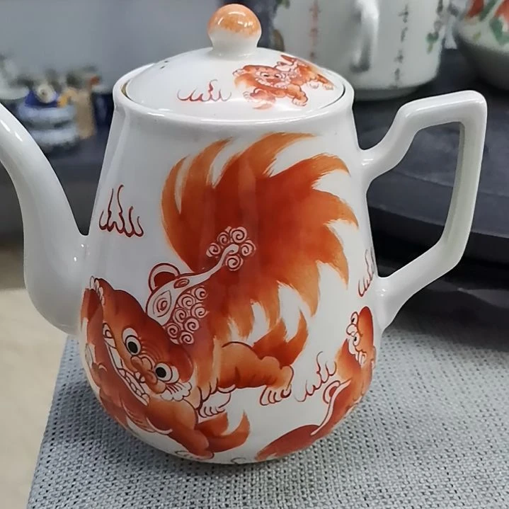 壶古**殉红狮子侧把壶一只