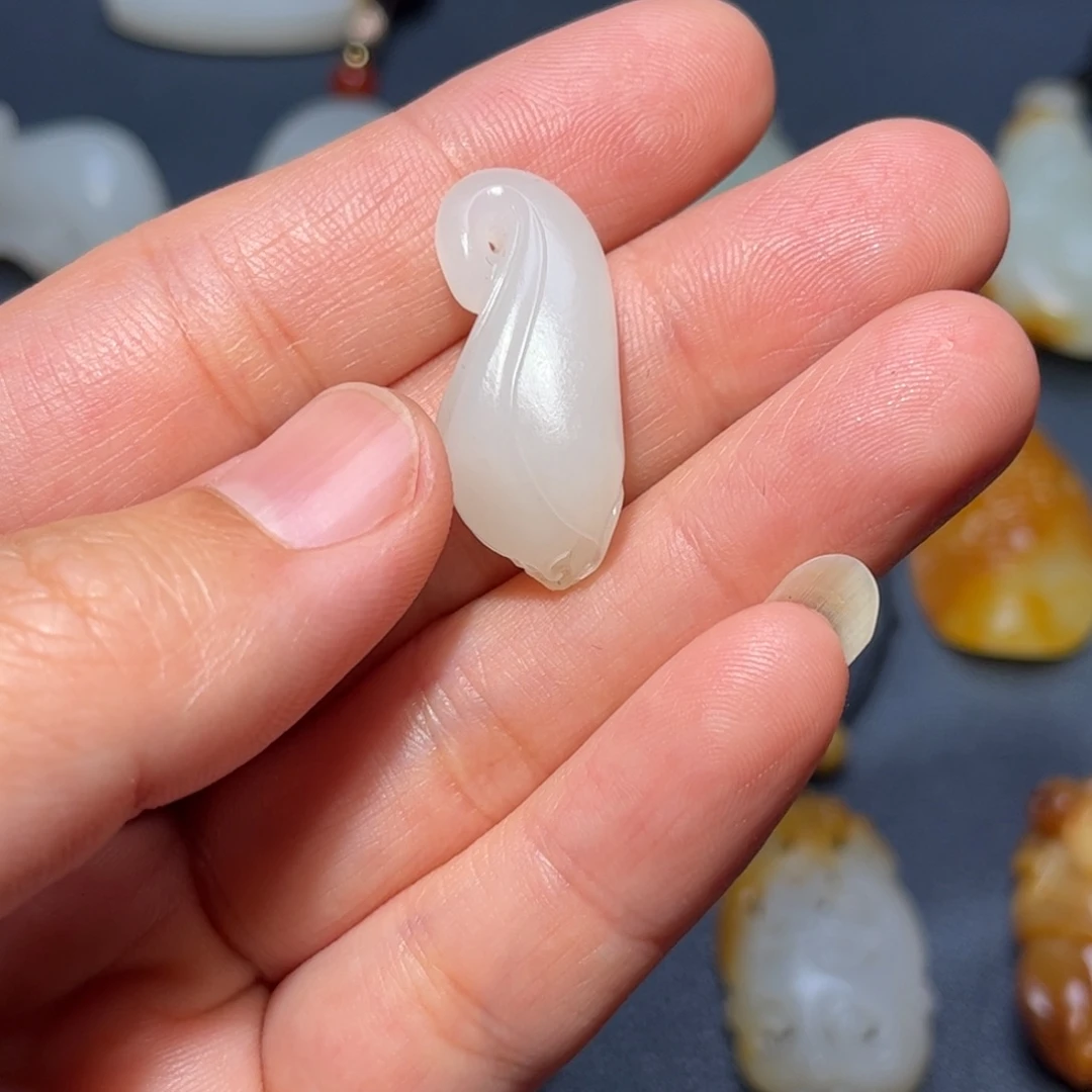 和田玉未镶嵌颈饰爱****娃