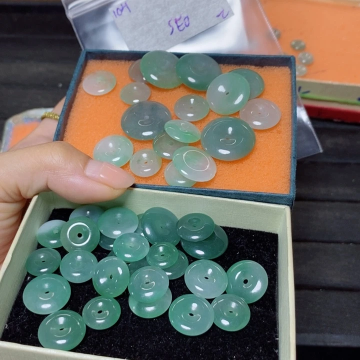 卢***。未镶嵌定制翡翠不退