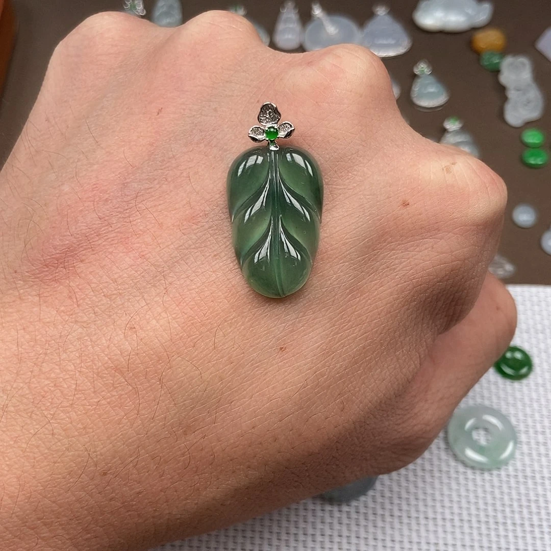 翡翠18K金镶嵌颈饰叶子