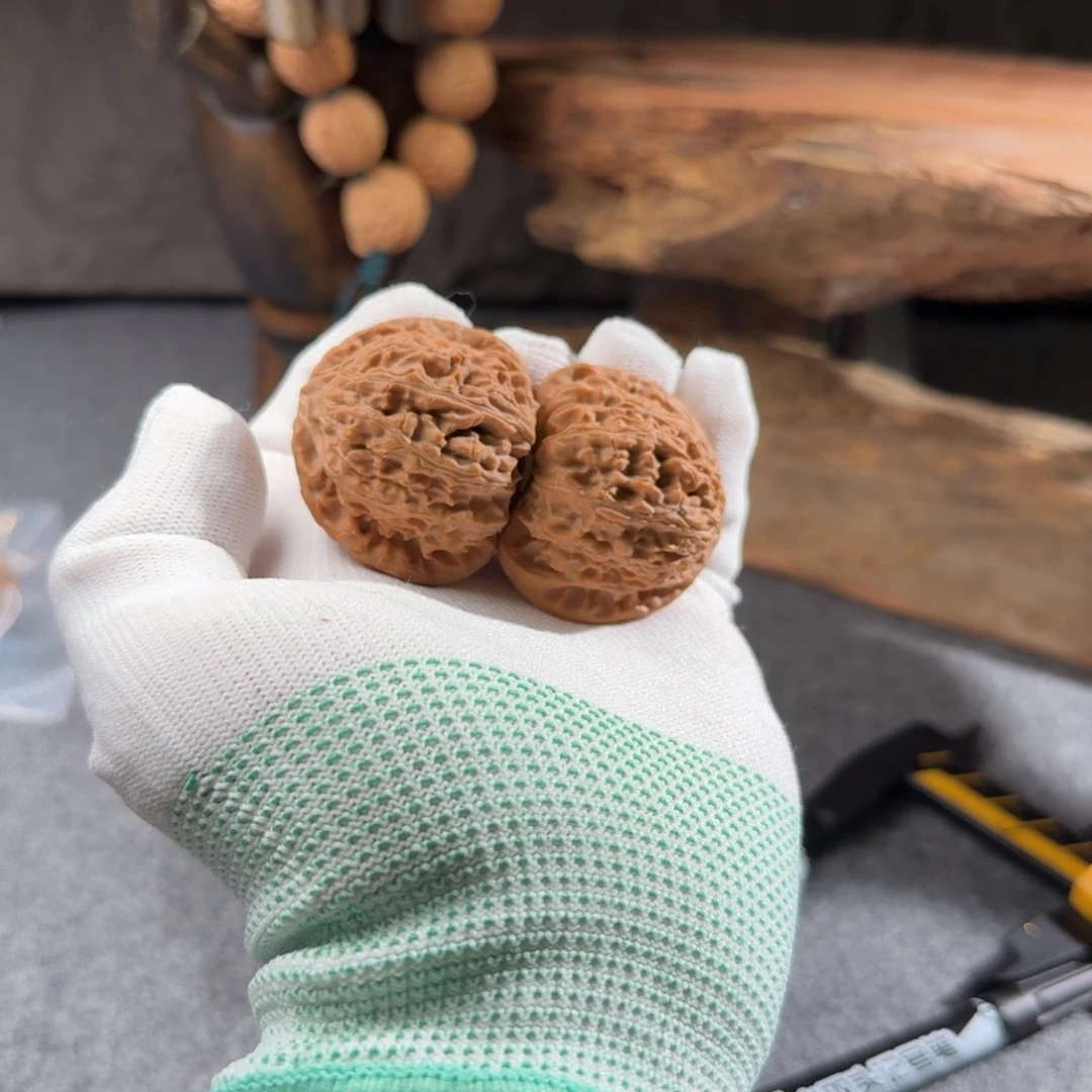 文玩核桃吊坠白狮子